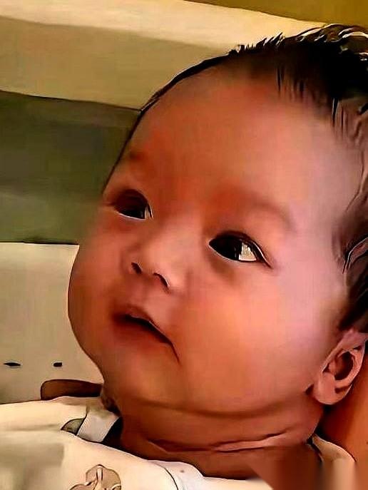 汪小菲老婆马筱梅，把孩子照片发出来了。
关键是，没打码。
一张遮挡都没有，直接怼