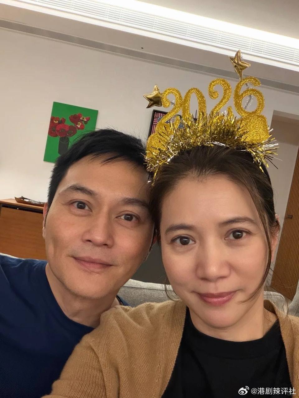 現年54歲的影后袁詠儀 (靚靚) 與同齡的老公張智霖 (Chilam) ，於19