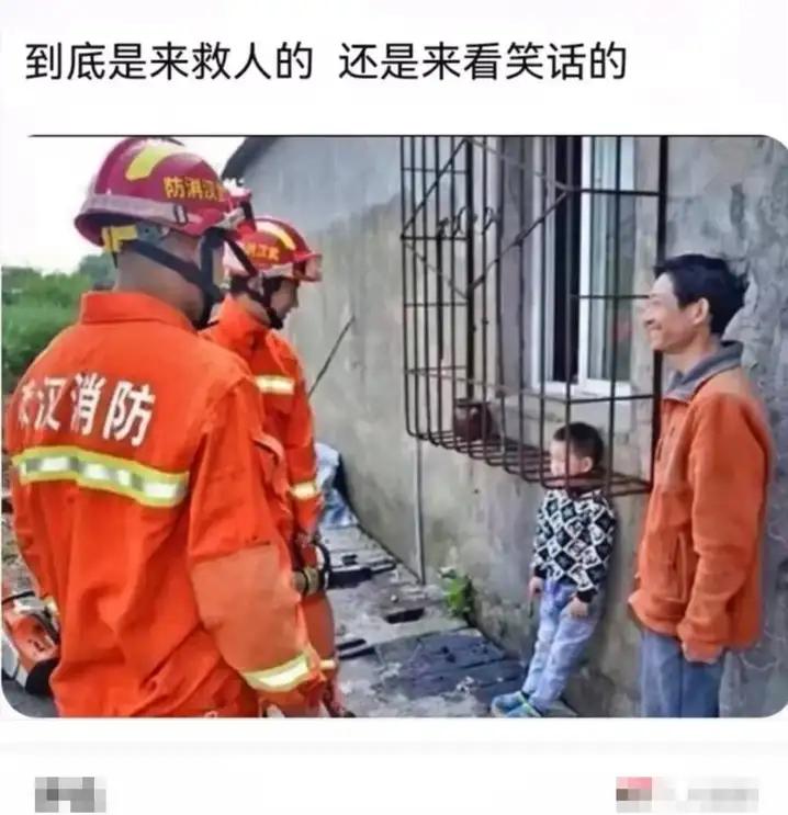 消防员叔叔也犯迷惑了，他怎么放进去的[what]