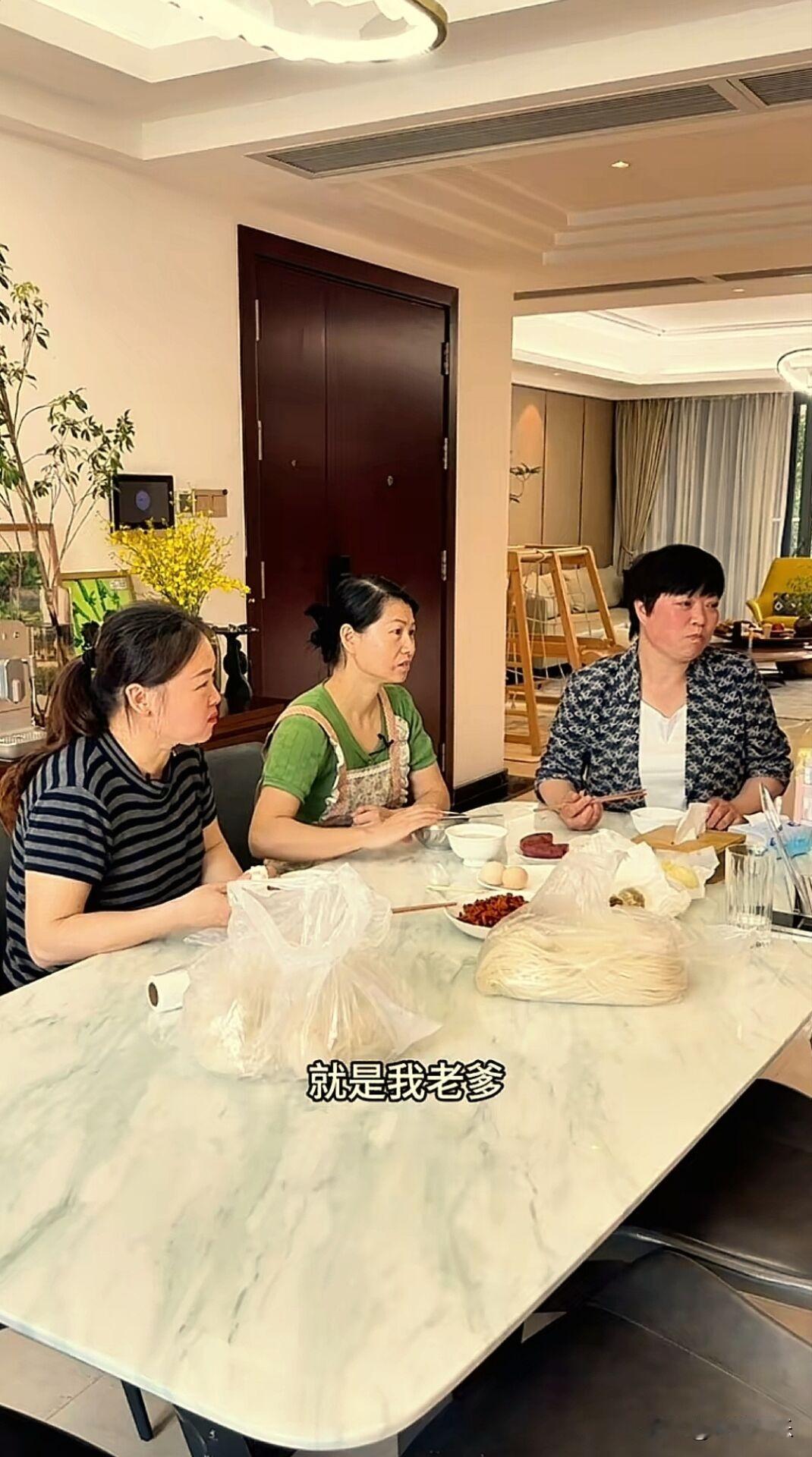 胖阿姨说，三个女人一台戏，而且她们以后要在一起工作，难道不会撕吗？胖阿姨回来了，