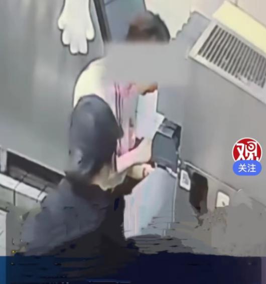“必须严惩！”河南郑州，一女子带女儿去麦当劳点餐。取完餐后，她就开车带着女儿上了