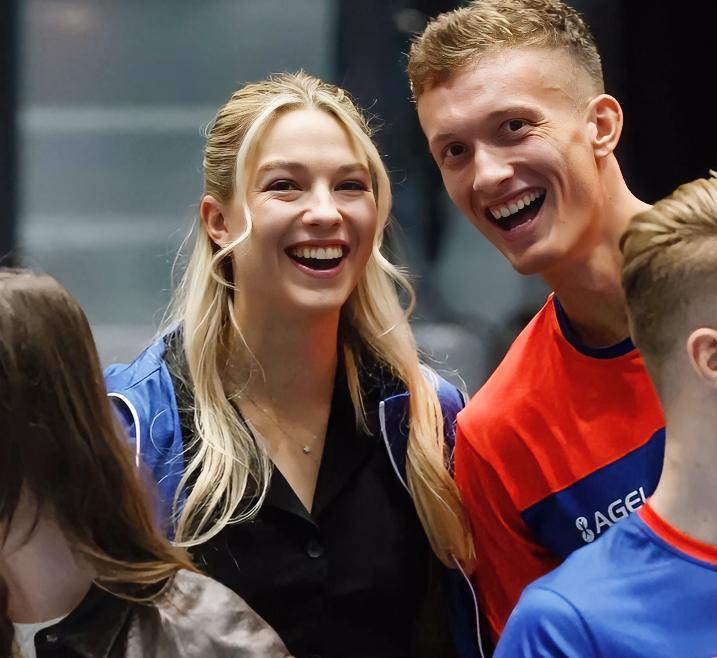 怎么样让自己保持快乐的心情哈哈哈，日常多看美好的事物，比如帅哥美女们，这不，又看