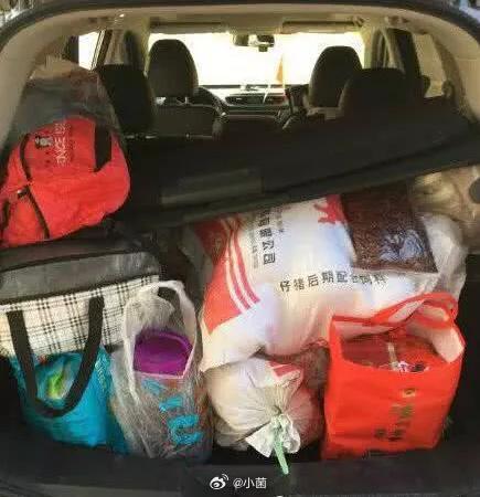 行李箱再重也装不满对家人的牵挂年味是一场五亿人的跨越山海年关至，心似箭！行李箱里