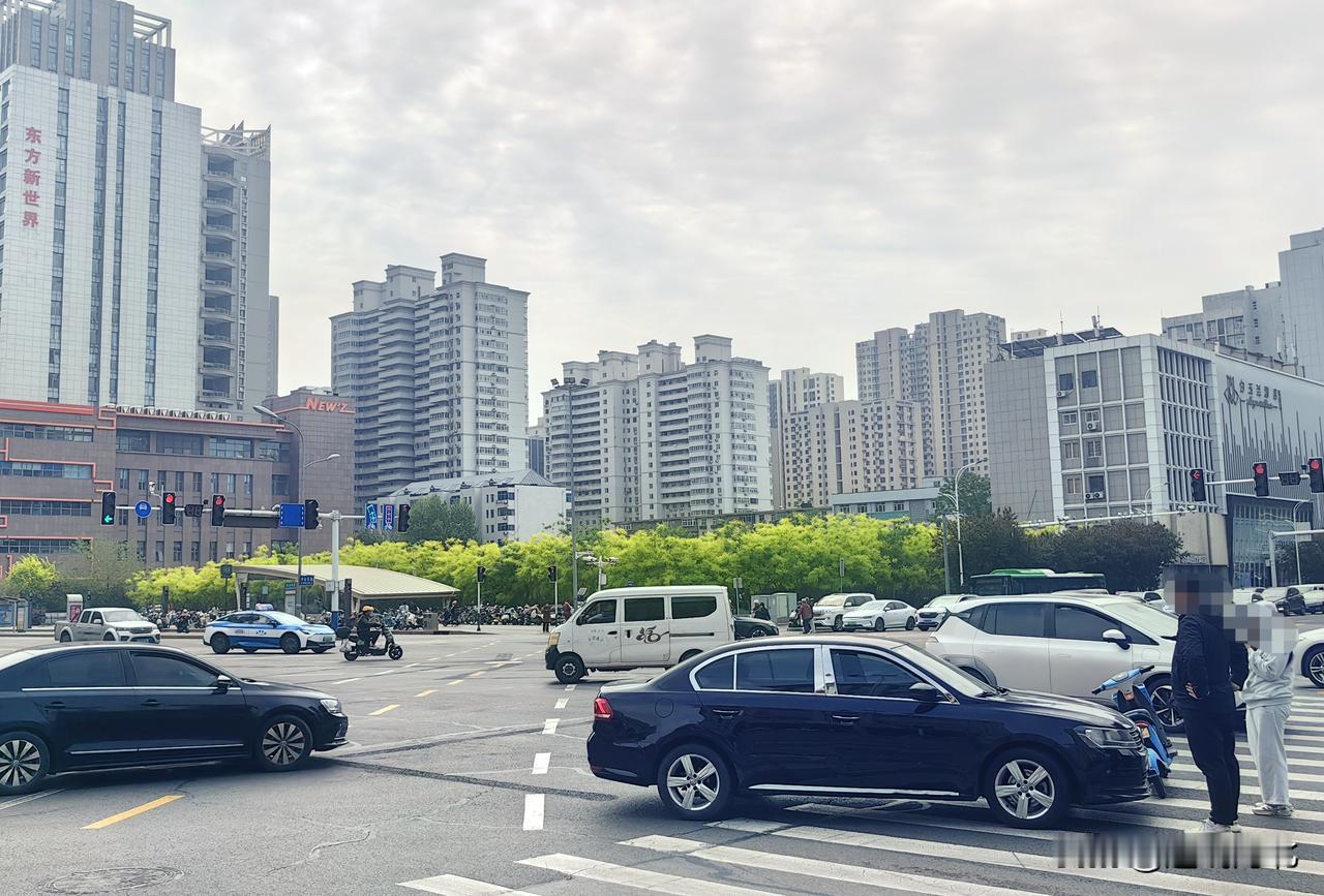 【实拍！石家庄中山路平安大街交叉口 人行横道发生轿车与电动车碰撞事故】今天上午1