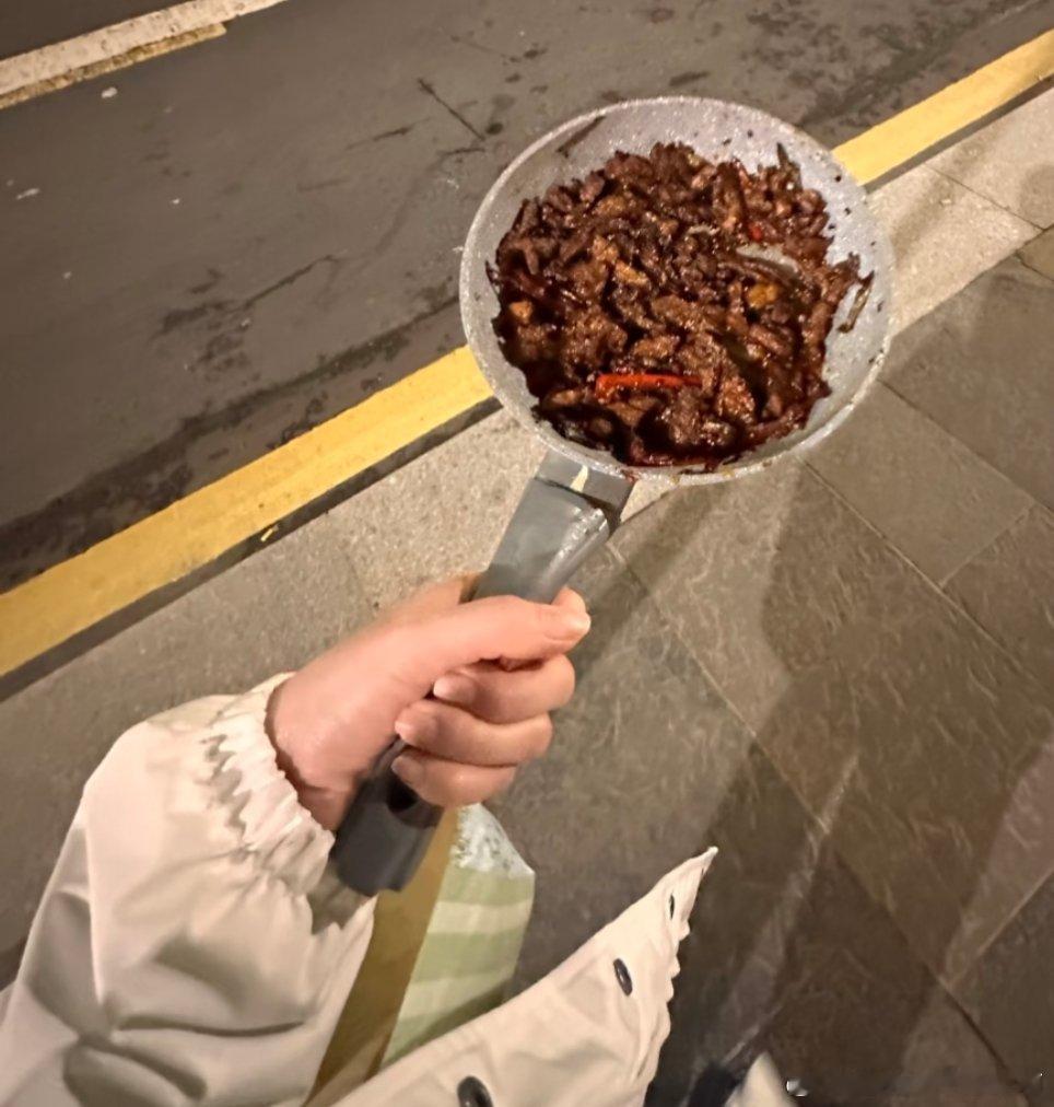 当大学生第一次进厨房那我一定要让朋友吃上我还没出锅的第一口饭[干饭人]校园热梗王