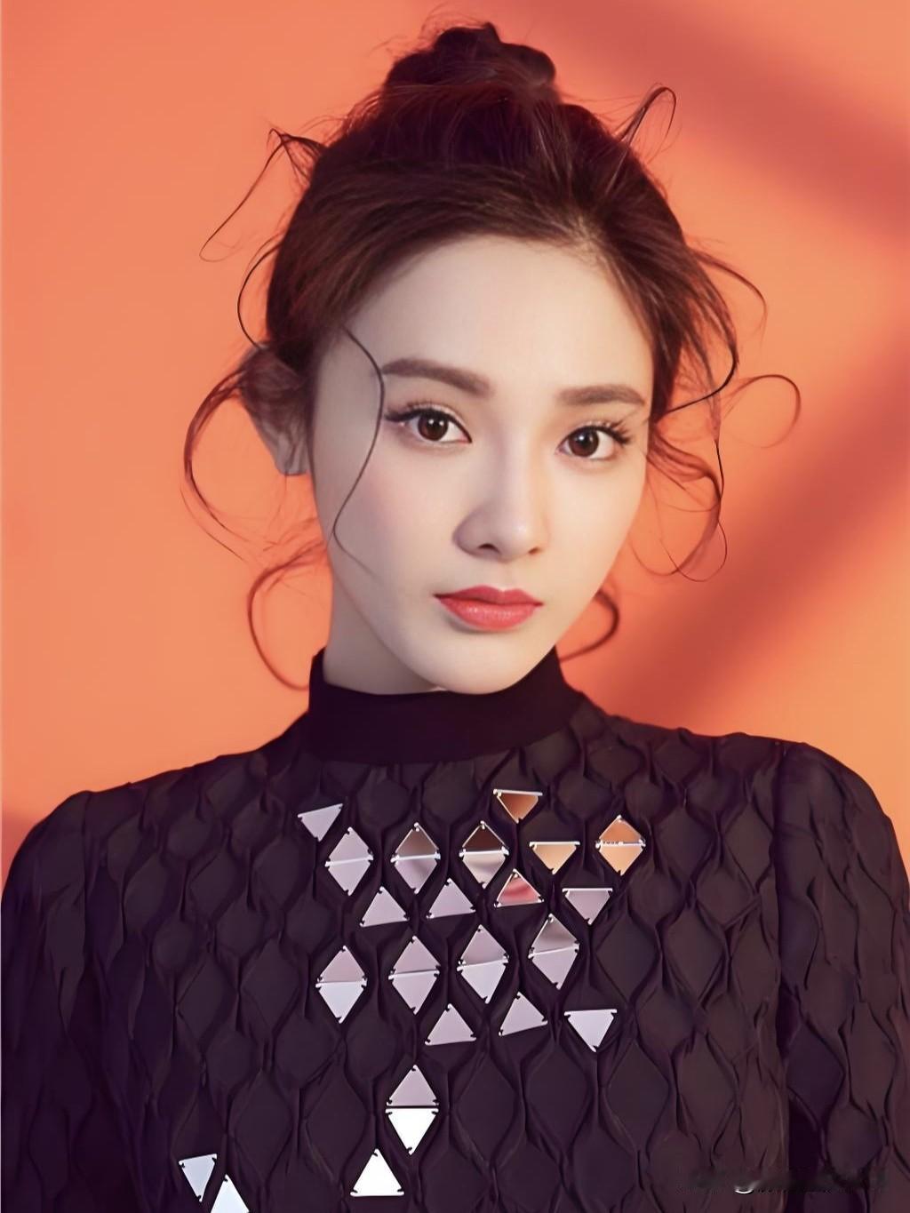 从《东宫》红衣小枫的一眼万年，到直播间里从容控场的笃定——彭小苒用演技雕刻角色，
