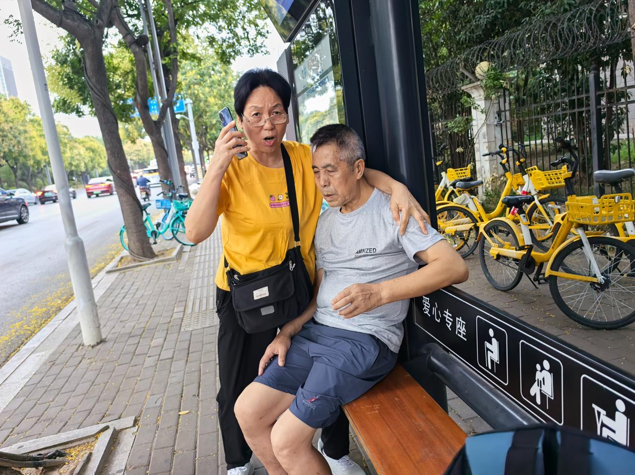 今天早上到单位，刚下地铁8号线，在公交车站倒车。这时，有位老人感觉到头晕，他老伴