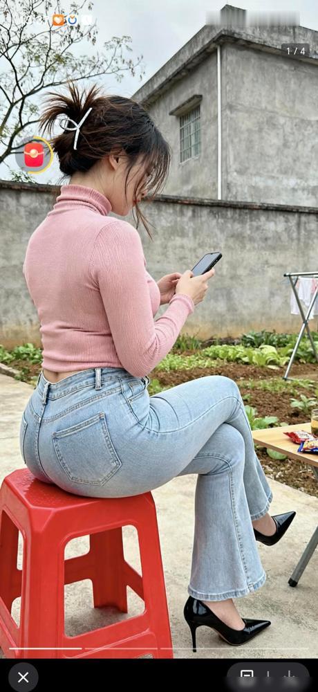 这年头连粉色都学会“磨皮”了。如果你还穿着那种亮瞎眼的芭比粉在街上晃，建议先把审