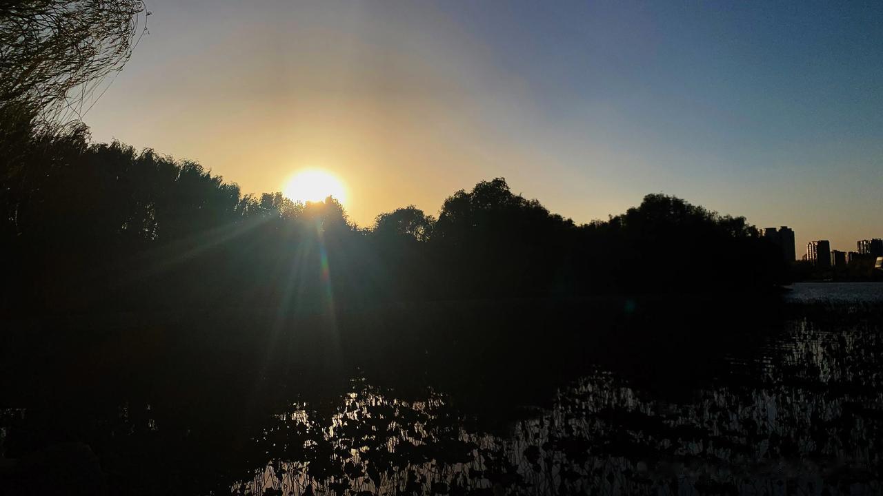 #评论区晒图挑战赛#陇源湖公园的落日余晖