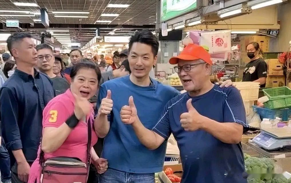 民调不如沈伯洋？蒋万安直接到绿营票仓市场摊商也是热情相挺

岛内地方选举持续升温