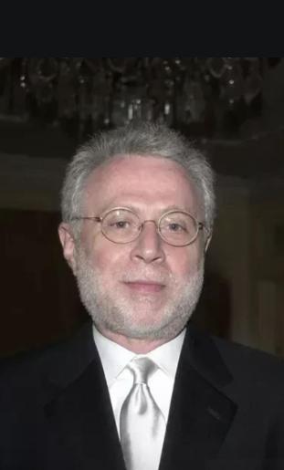 美国著名经济学家理查德•沃尔夫有一个观点：中国的制度优势让美国感到害怕，这是一切