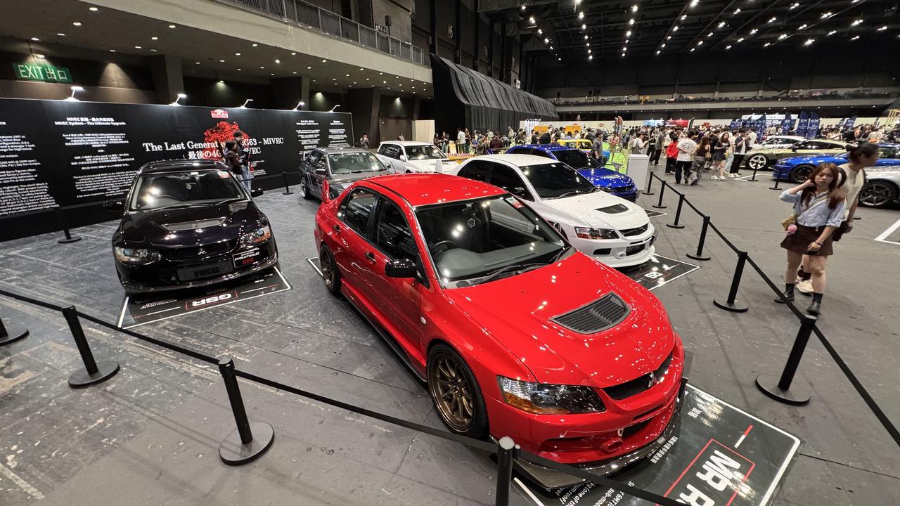 躲在边边的EVO IX旅行版……
当年性能都展现得差不多，玩到没啥可玩
JDM各