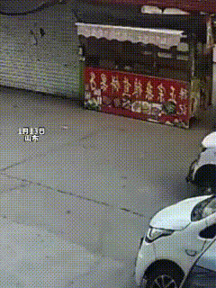 “心也太大了！”山东，一妈妈开车送娃上学，结果6岁的孩子偷偷溜下车捡玩具，妈妈也