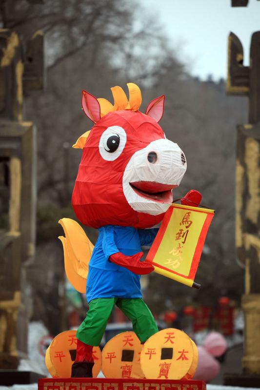 东北美食总能给人带来惊喜，这次有摊主推出抽象新品“马糖葫芦”。它可不是简单的糖葫