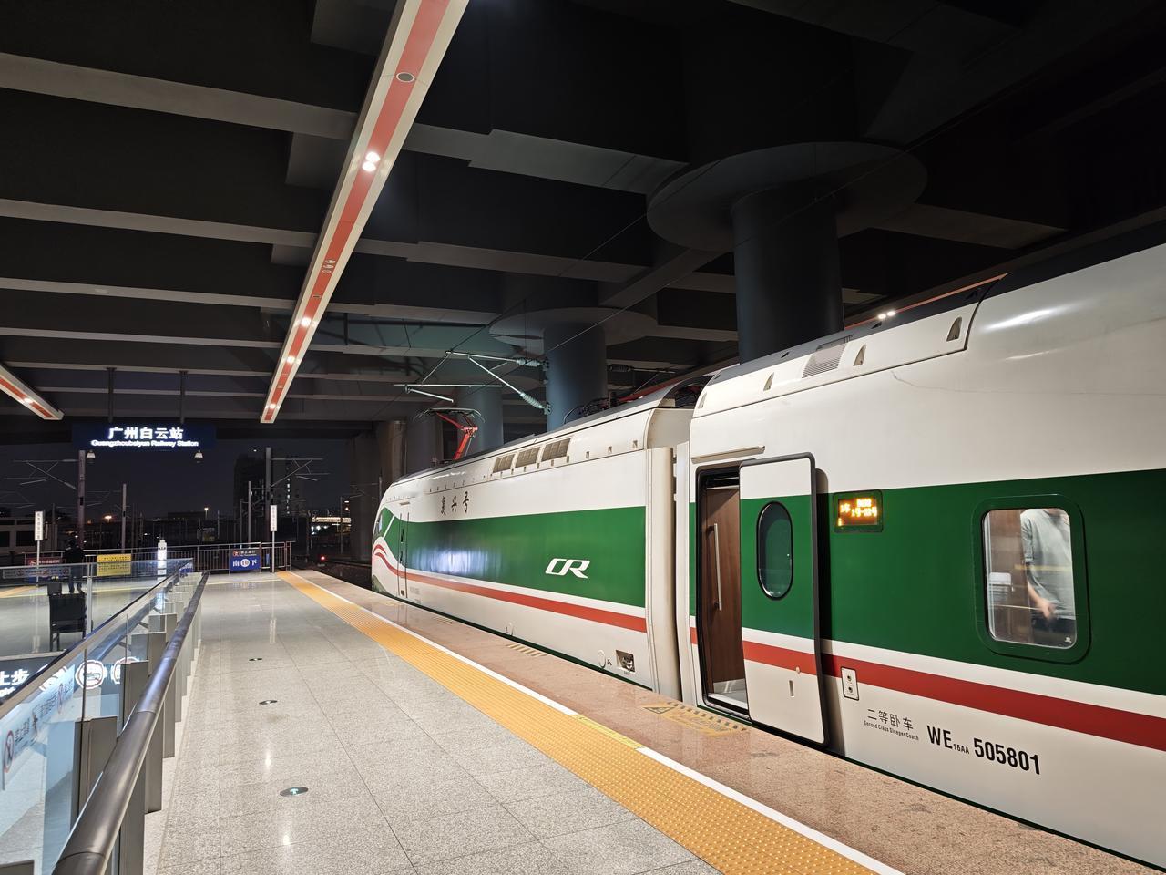 那天得知她出国了，
后来在同学群里竟又得知她：
从留学，到工作，到定居，到结婚生