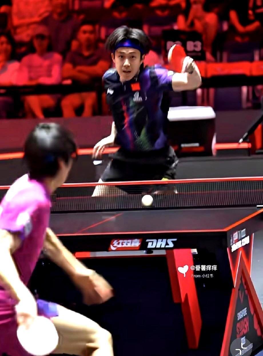 刚刷完王楚钦打户上隼辅，这哪是打球？是精准卡着985分数线虐菜！
 
第一局开局