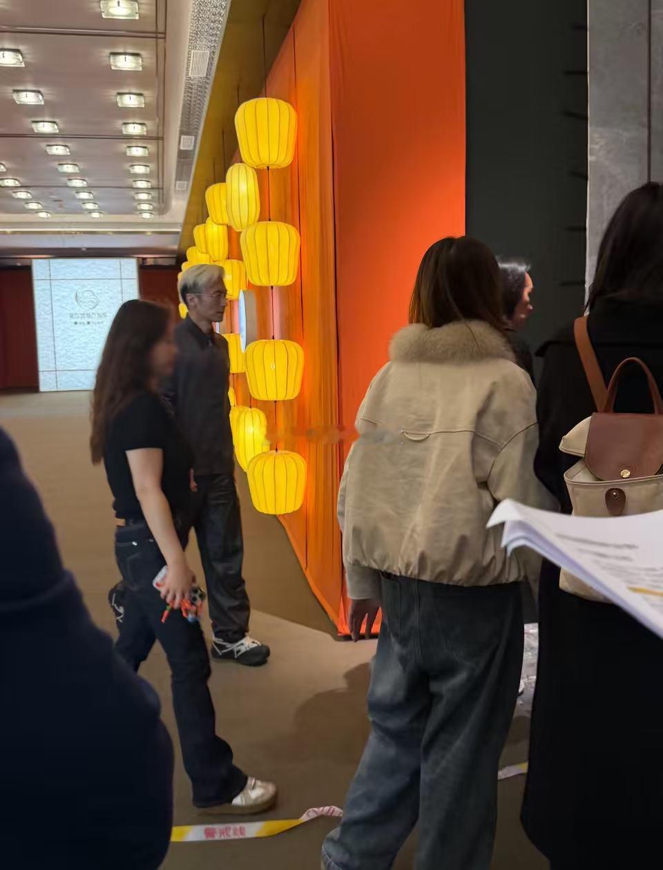 泉州偶遇谢霆锋谢霆锋现身泉州太惊喜！便装状态超能打，台下乖巧台上气场拉满，这种帅