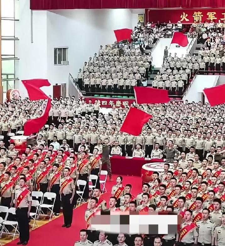 近日，陕西西安火箭军工程大学2026届学员毕业典礼现场燃了。军号吹响的那一刻，全