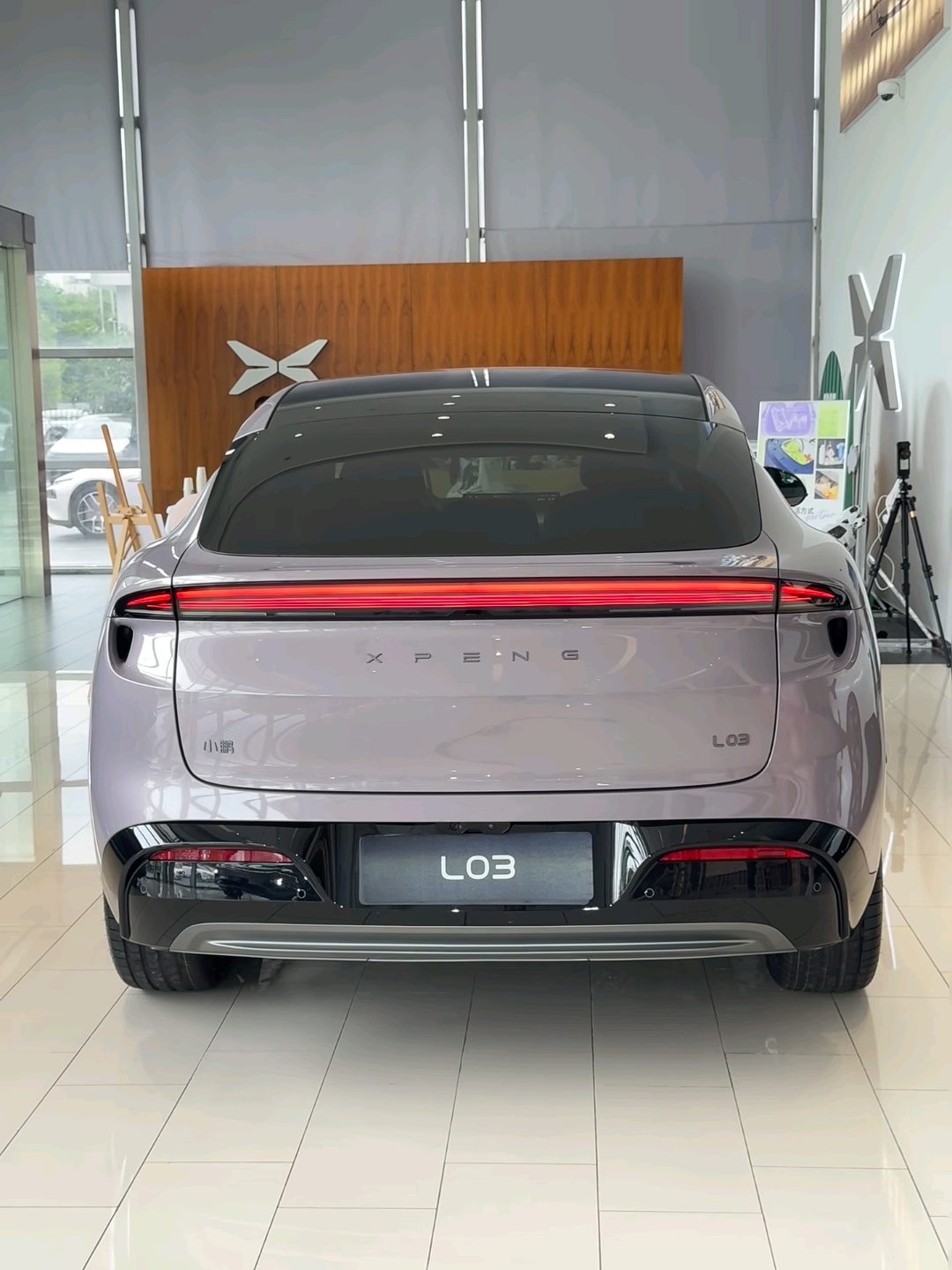 小鹏L03紧凑型SUV，外观线条运动流畅，内饰做工简约耐看，车内空间宽敞，后排与