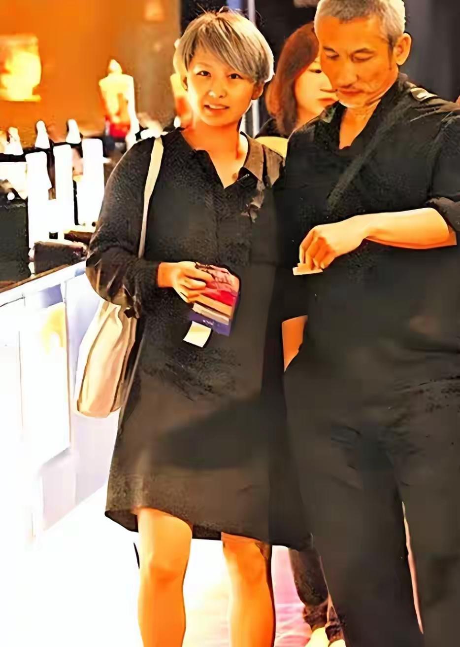 标题：她是徐克的新女友，被曝为大30岁老板生儿育女，没名分也甘之如饴……
最近娱