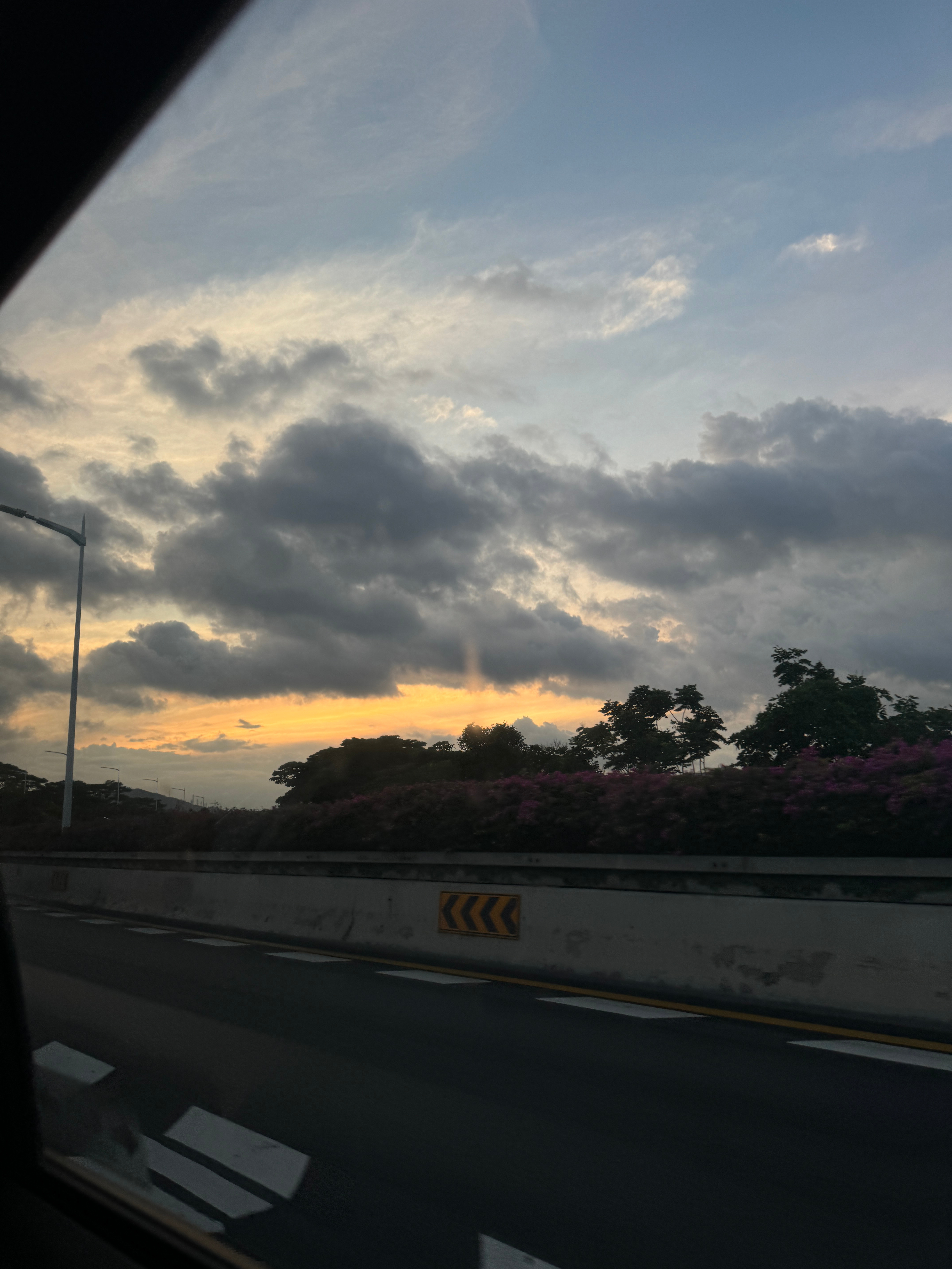 25年的第一场日出是延误到凌晨班机✈️给的[允悲][允悲]晚上十点半的飞机凌晨两