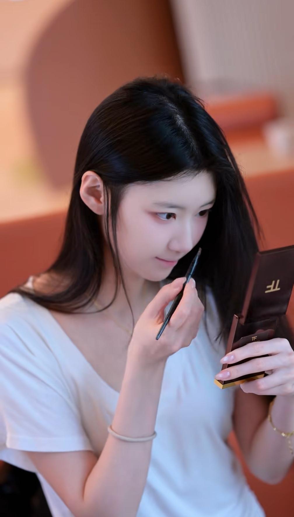 精心打扮的小姐姐