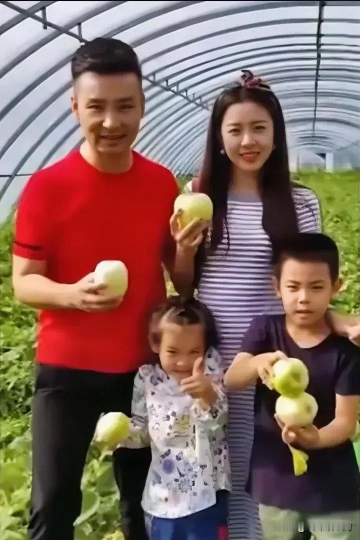 刘和刚一家四口好幸福，
老婆是中学音乐老师，长相甜美赛西施。
