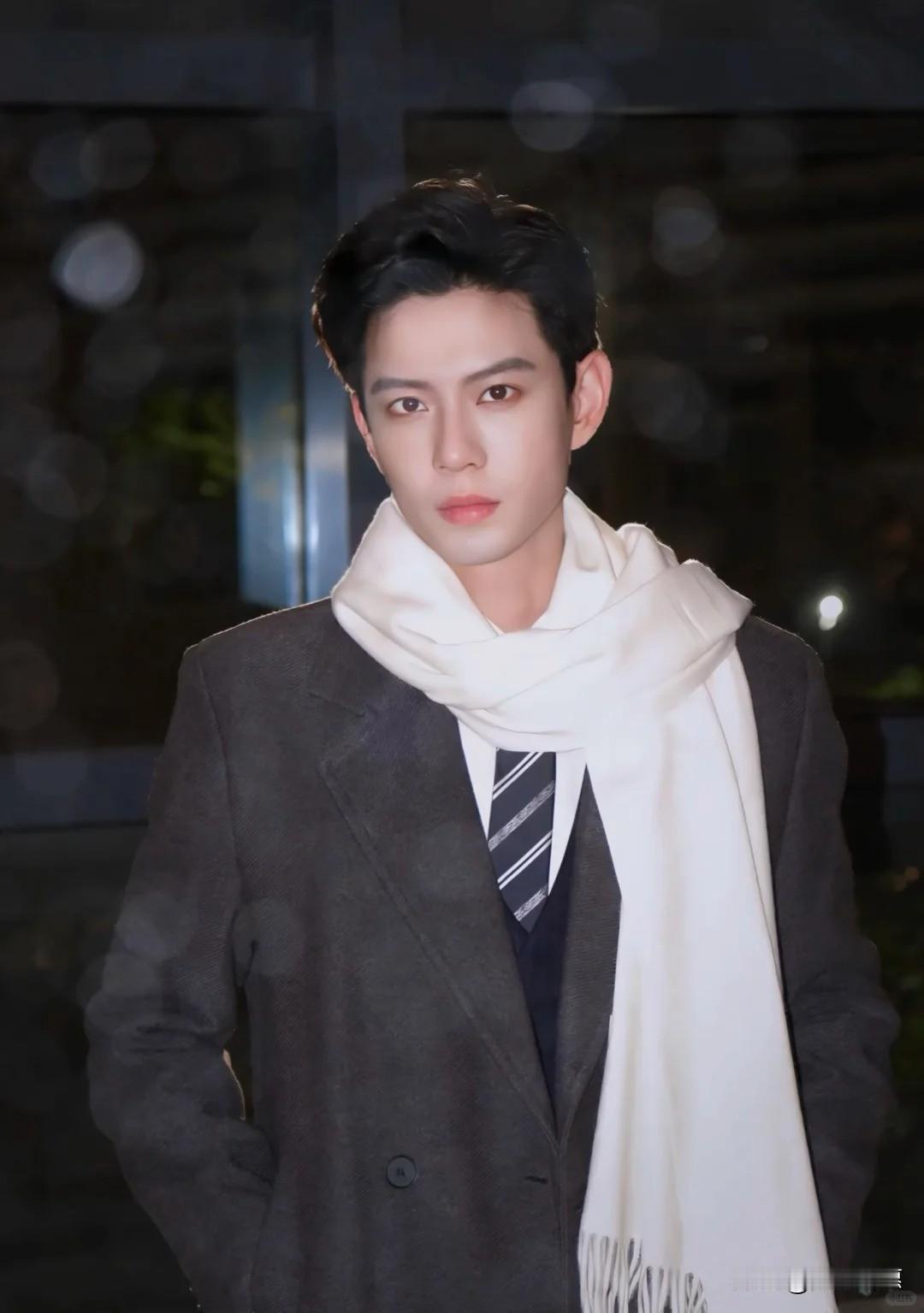 娱乐圈有两种演员：
一种拼命往上挤，一种悄悄向下钻。
黄浩雯属于后者。

11岁