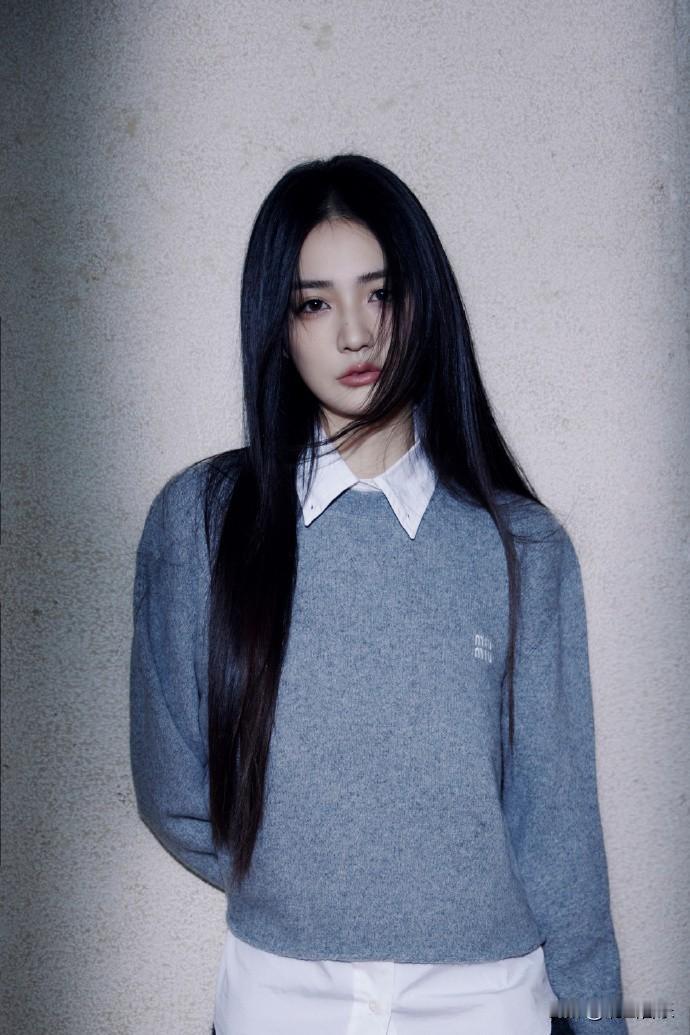 徐璐秋日灰色毛衣穿搭：镂光落影，静美如画。