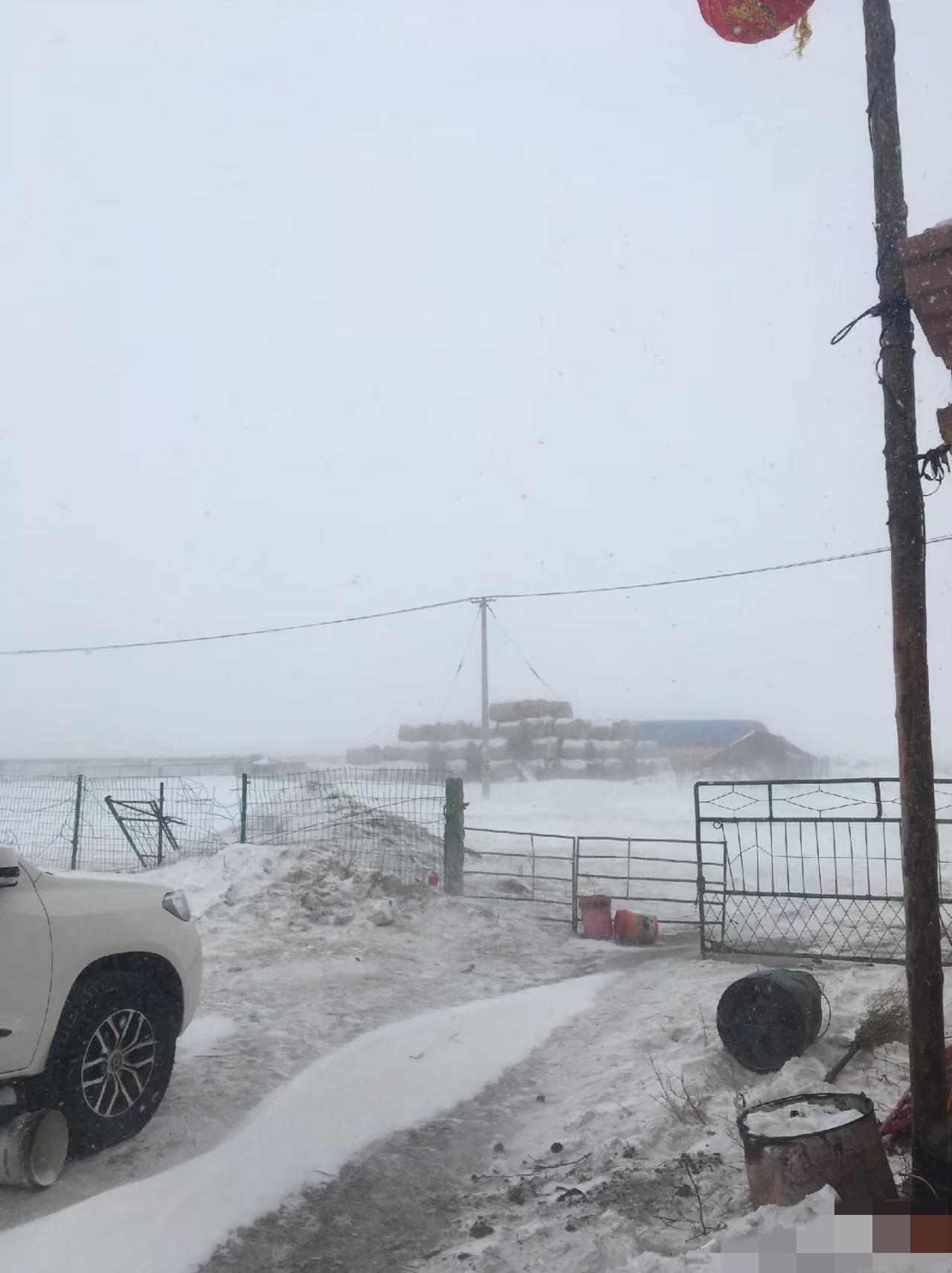 蒙西沙尘暴  ，蒙东暴风雪[捂脸]