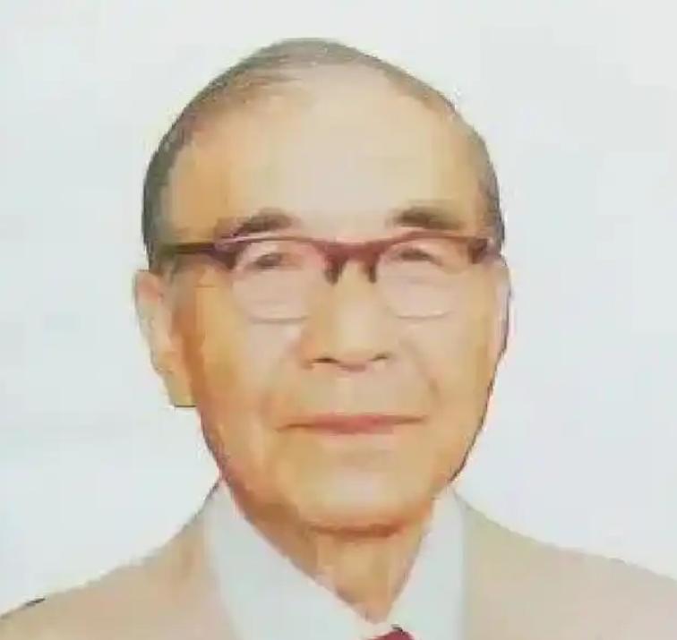 有天，85岁的邝安堃喝迷糊了，把家里23岁的小保姆当成了自己老婆，抱着说：“我好