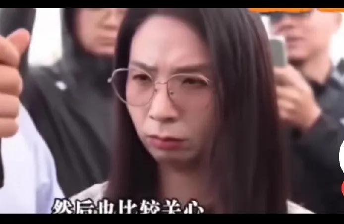 丽丽这委屈巴巴的表情，受害者，都值得同情。
如果一直都是这个委屈的模样，也不会有