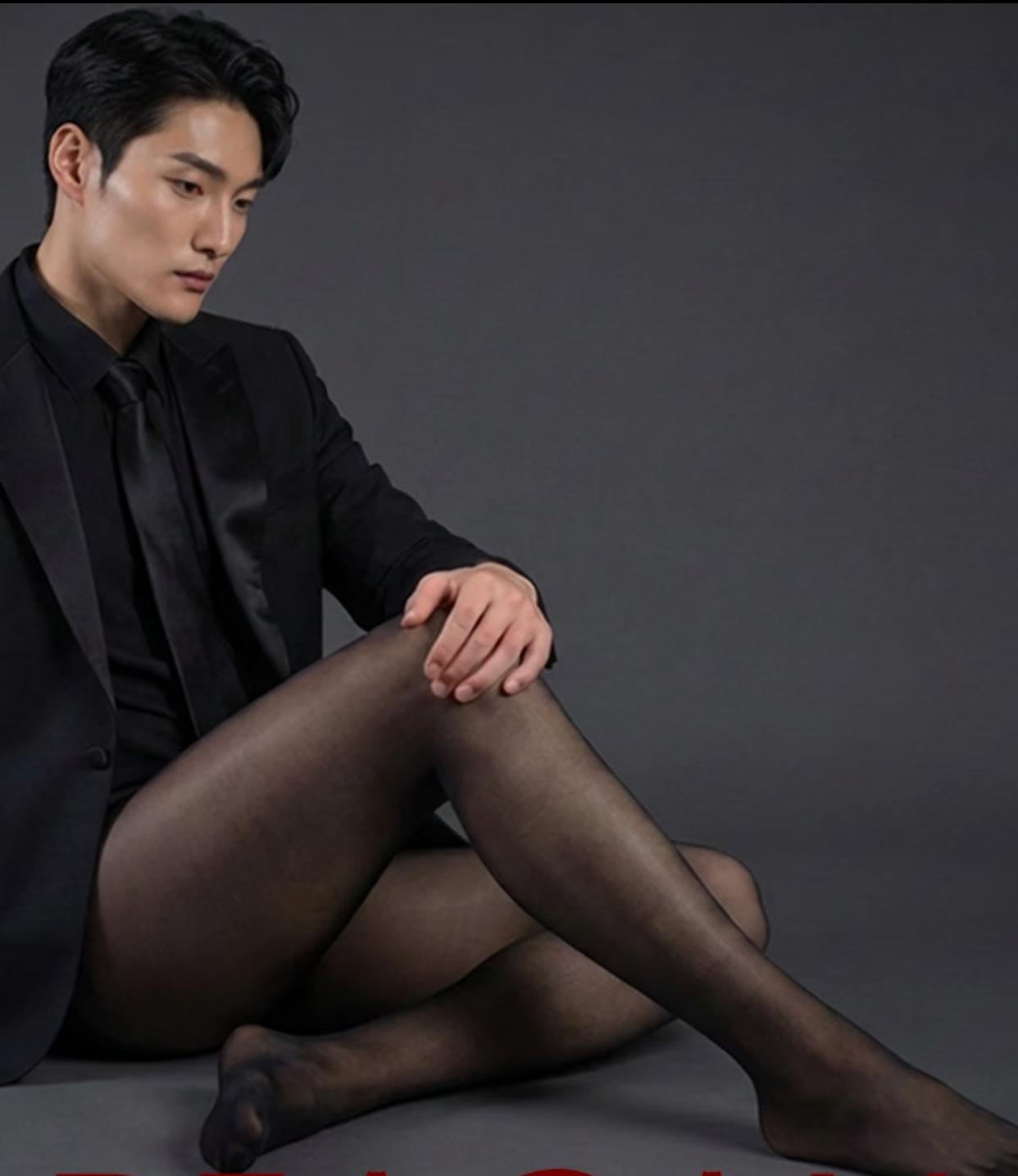 好家伙！现在男人都这么明目张胆的开始穿丝袜了吗？

看样子还是拍的杂志，都说穿衣