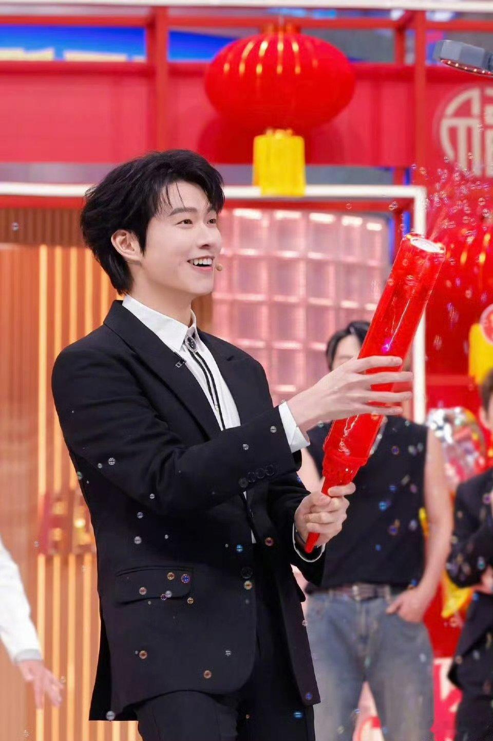 杨迪是魏大勋事业粉吧五连拍封神，默契度满分！周五晚高疯