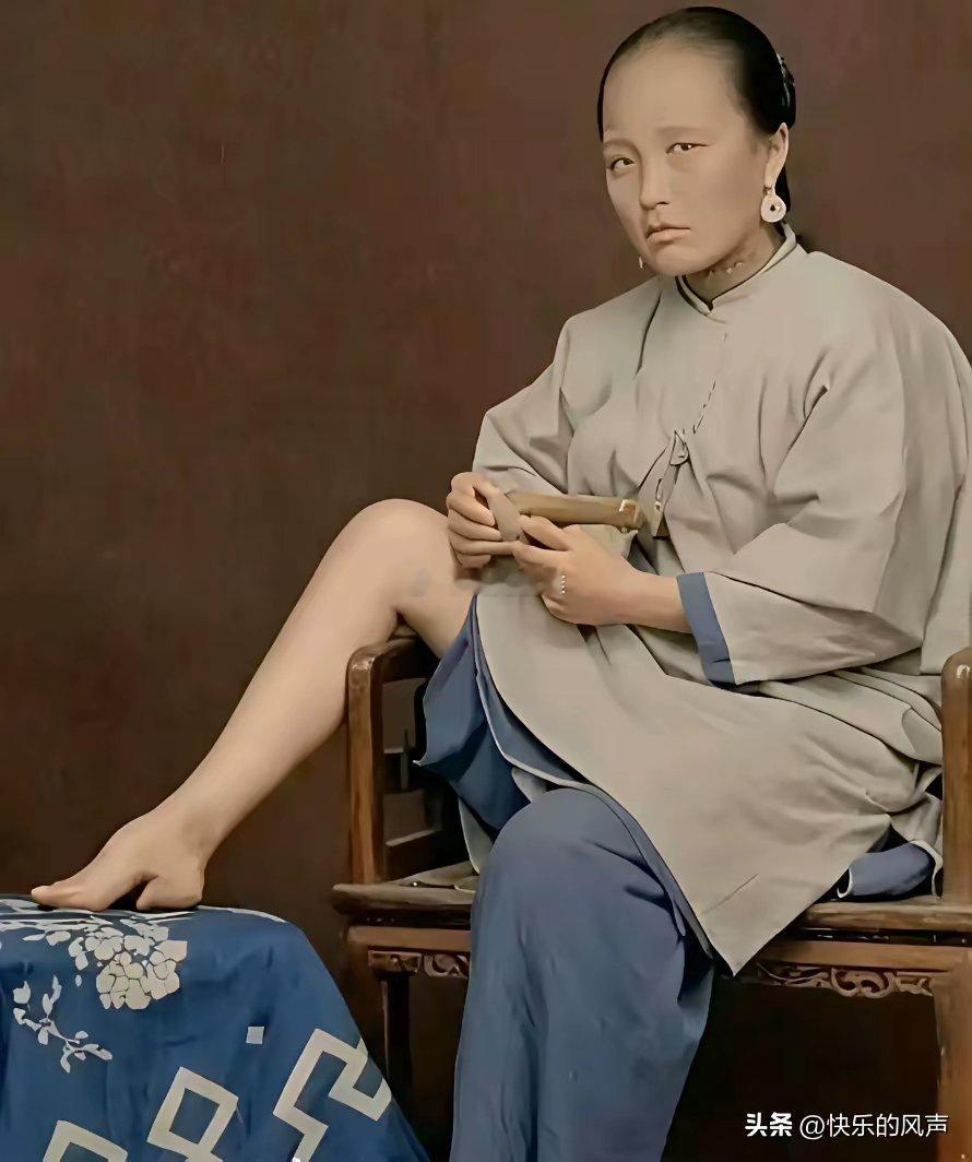 中国封建思想，硬把她弄成残疾人，病态的审美观念 