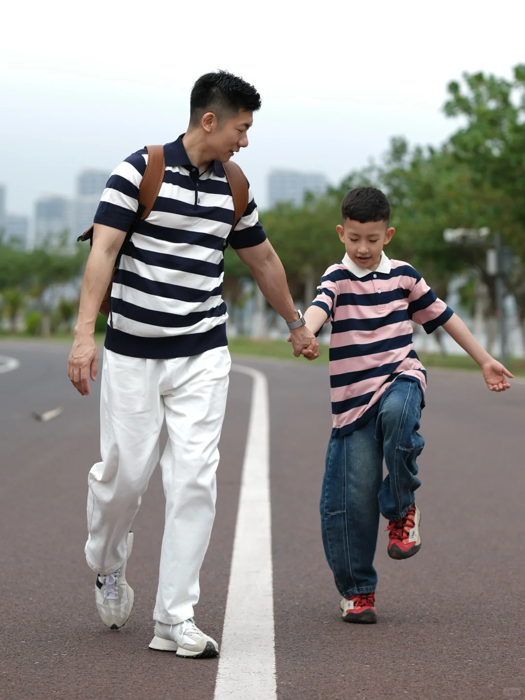生个儿子｜出游肯定得安排一组帅气亲子装