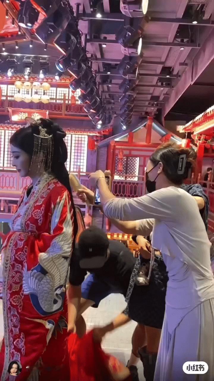#海南偶遇陈牧驰和陈冰#笑死了这不就是小助理吗？不过这也是应该的，伺候好美女才能