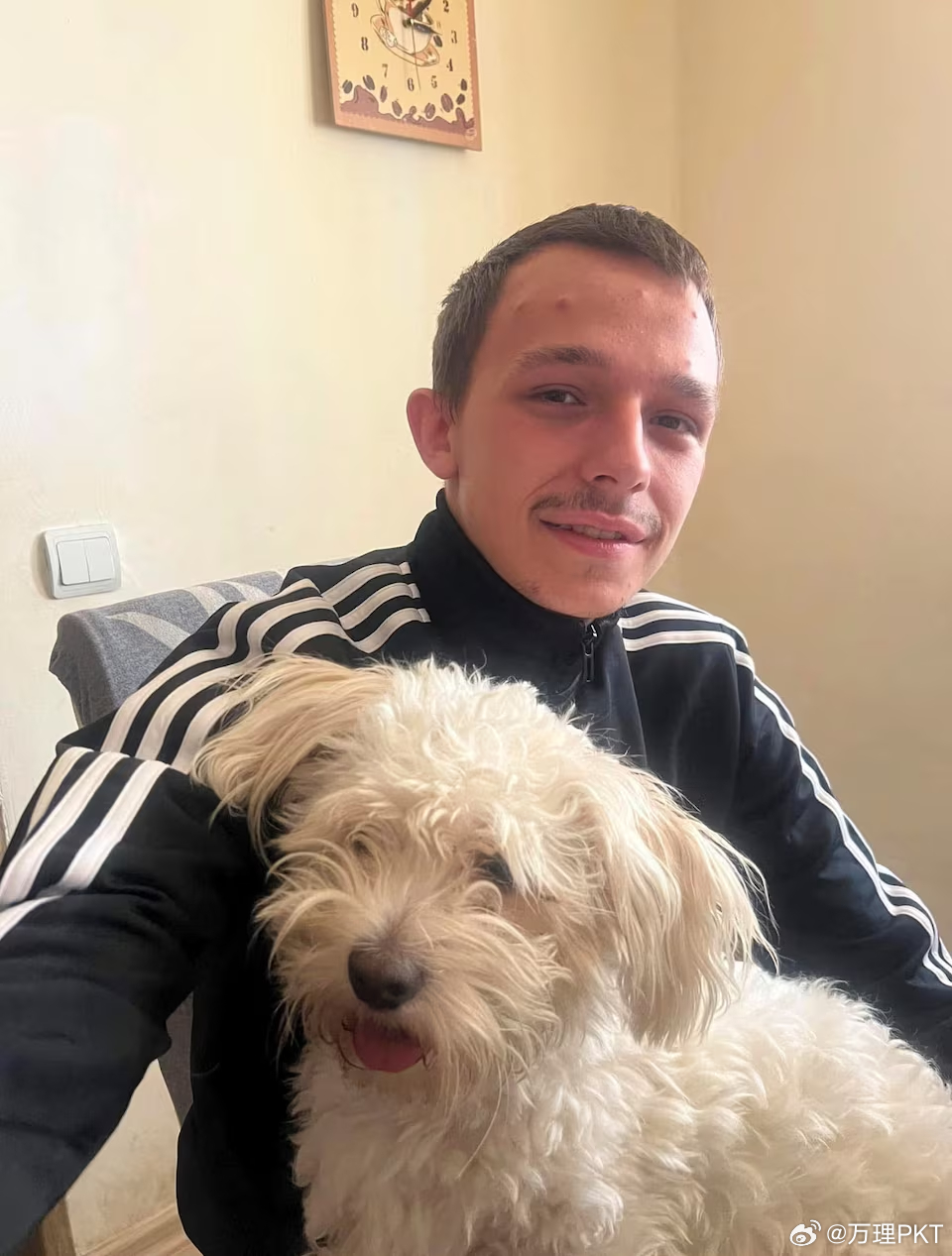 一名来自英国的罗马尼亚人如何被俄罗斯当作间谍监禁春日公园，阴沉的天空。一名头戴蓝