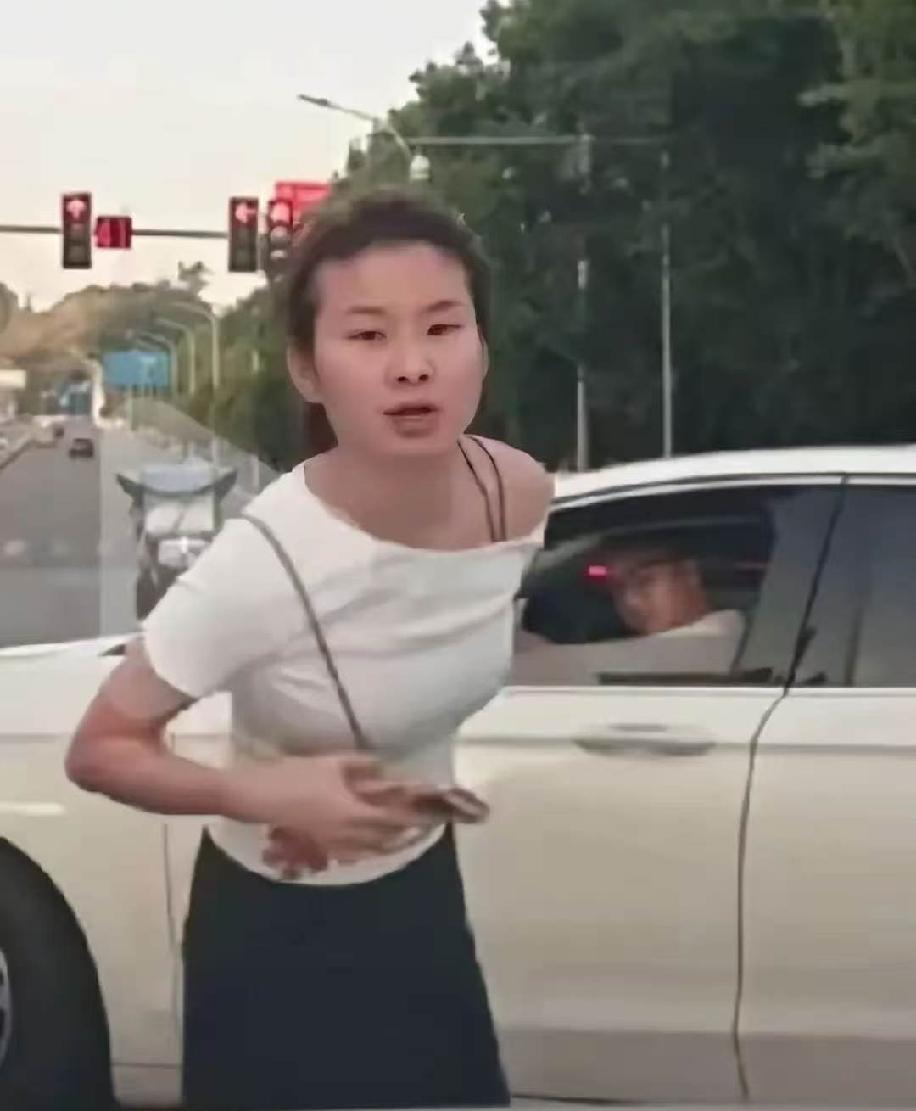 这是重庆拦车加塞女陈小姐，她今年25岁，人长得还可以，眼睛不算小，有点长三角形；