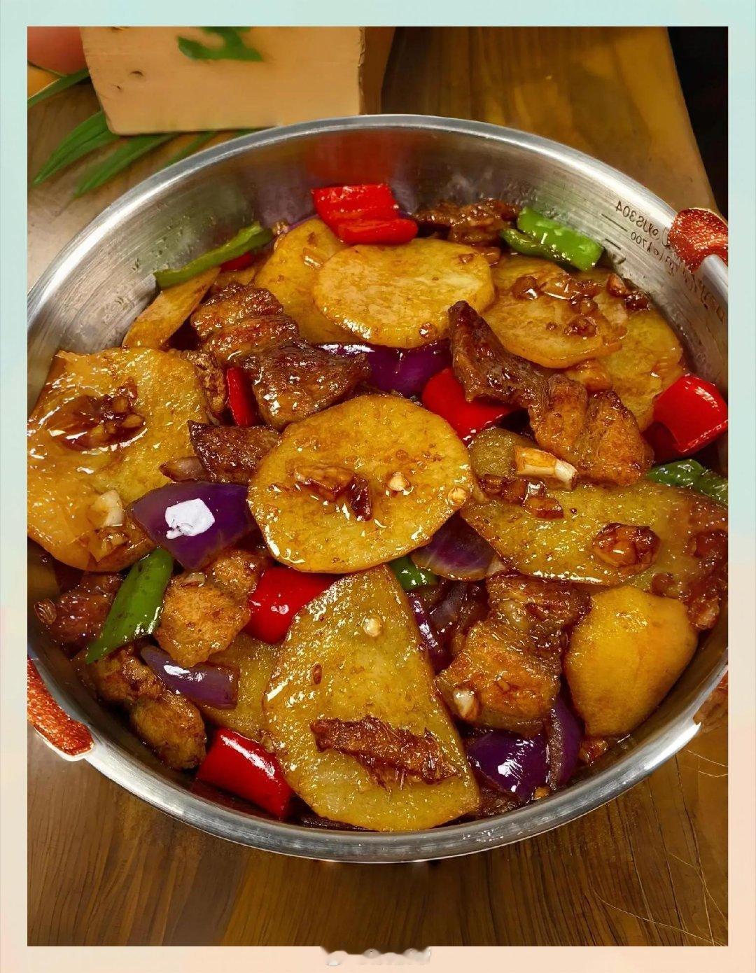 土豆真是食物界最权威的存在兼容各类调味，酸甜咸辣全都hold住，既能单独成菜，又