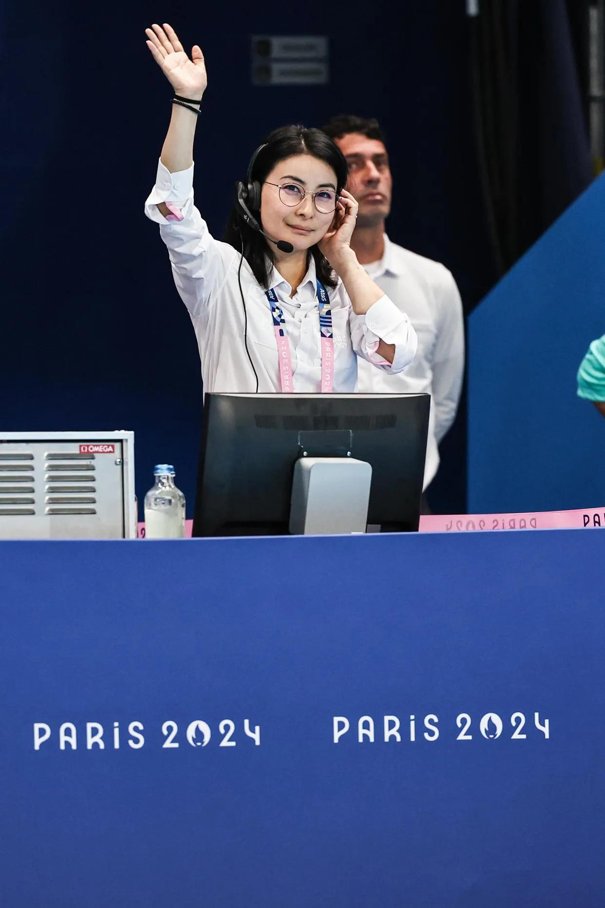 郭晶晶从跳水女王到巴黎奥运会跳水裁判长，认真工作的郭晶晶又美又飒，气质洒脱干练，