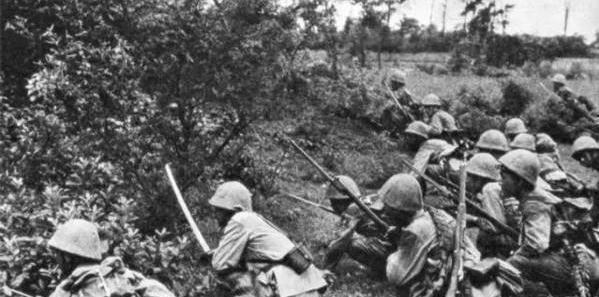 1940年，日军2000兵力趁着过新年，在武家湾包围了2团，团长却下令不准开枪，