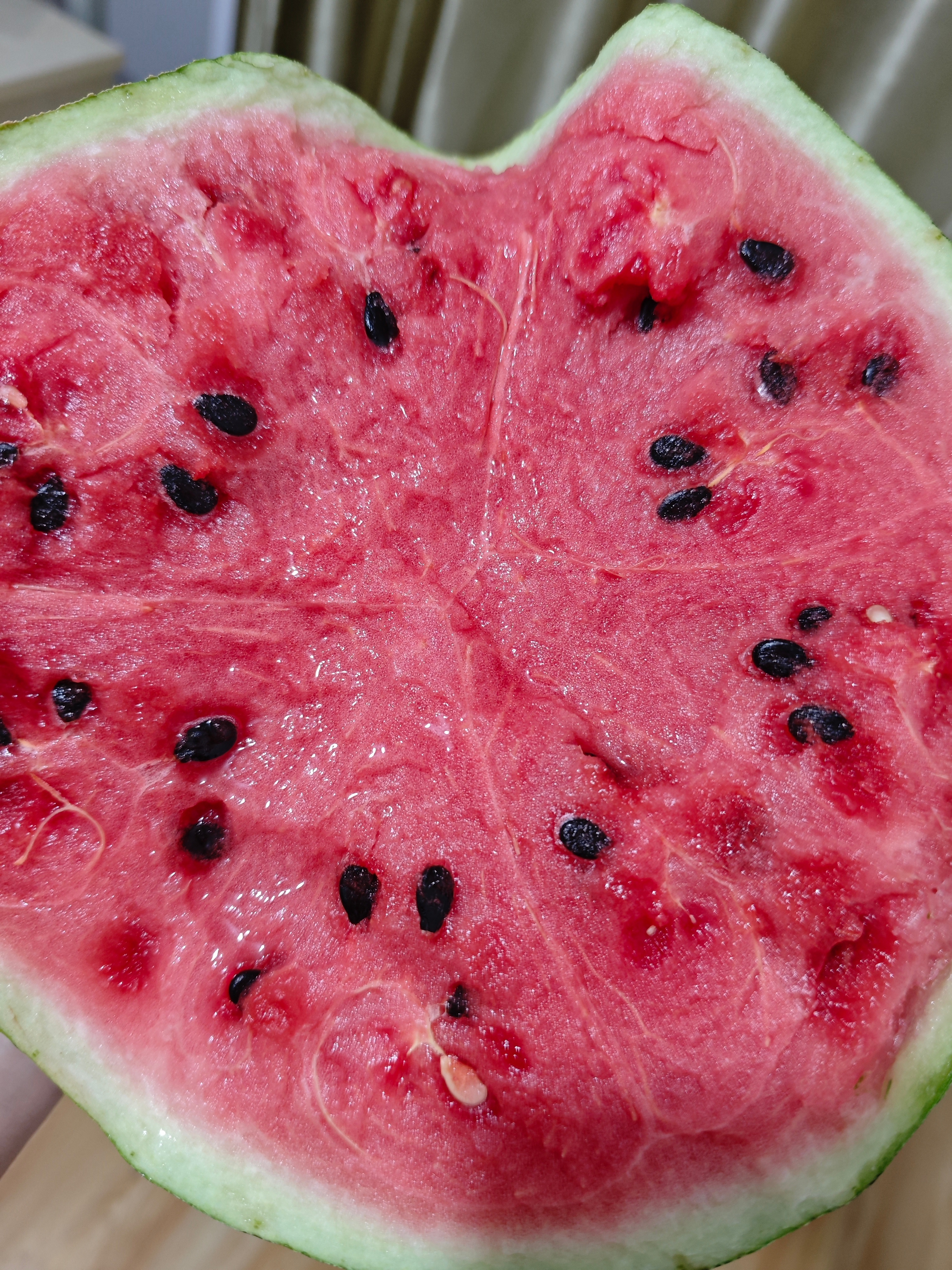 西瓜🍉整起来，吃了一半，洗完澡再吃另外一半![doge] ​​​