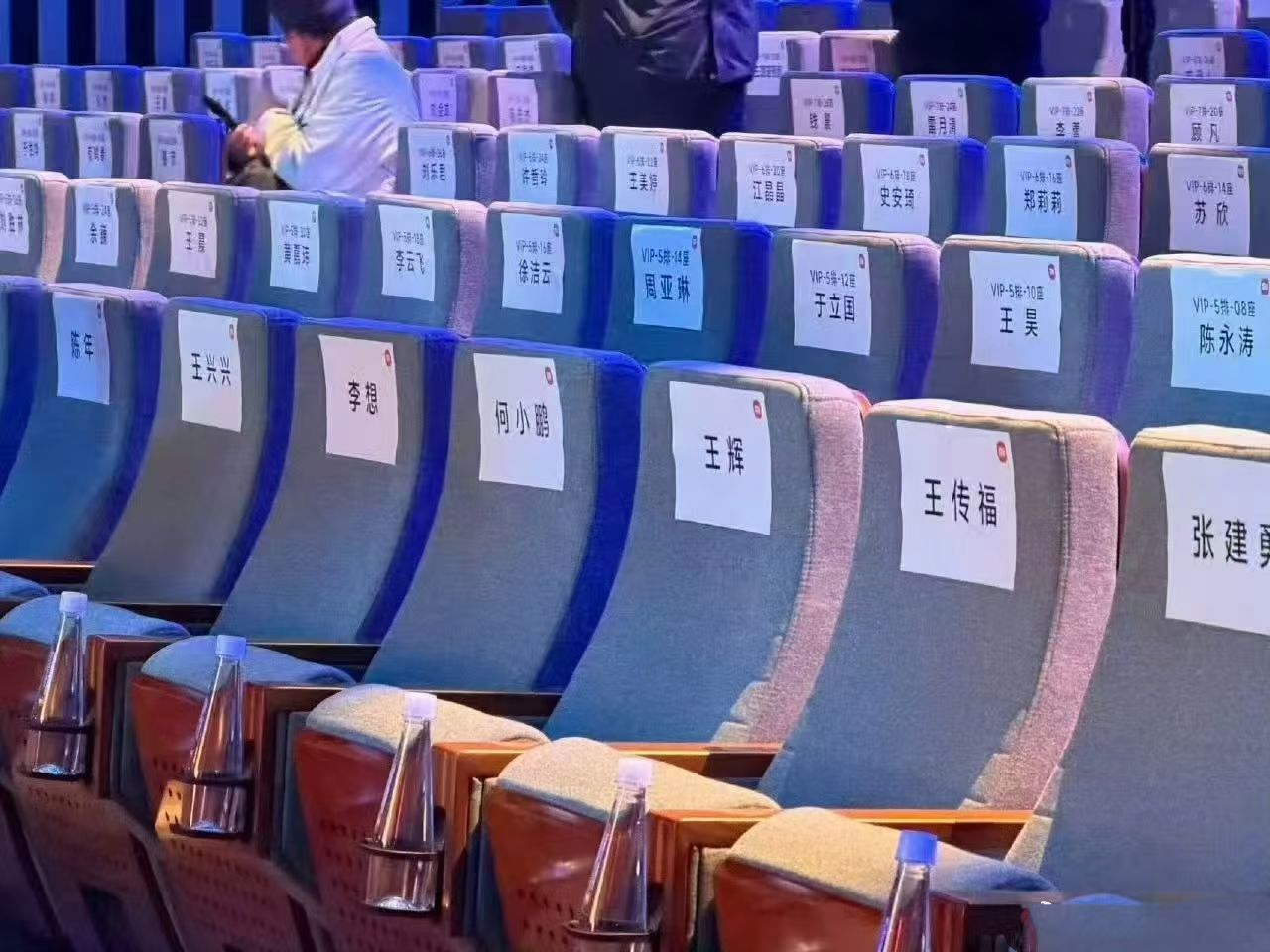 小米新SU7发布会请来半个车圈小米新SU7上市超重磅，汽车圈大佬几乎都来了… 