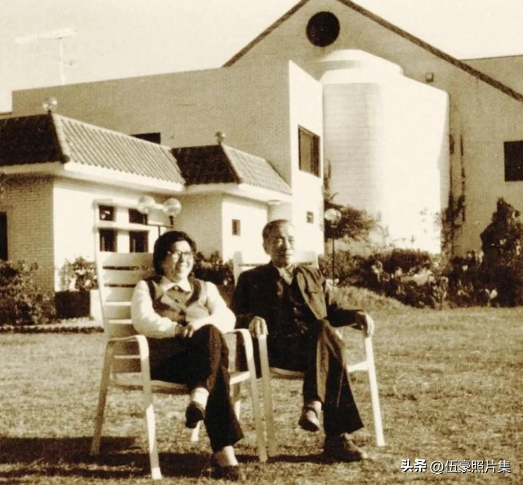 1986年，刚刚卸任武汉军区司令员一年的开国少将周世忠，与夫人张英在广东珠海留下