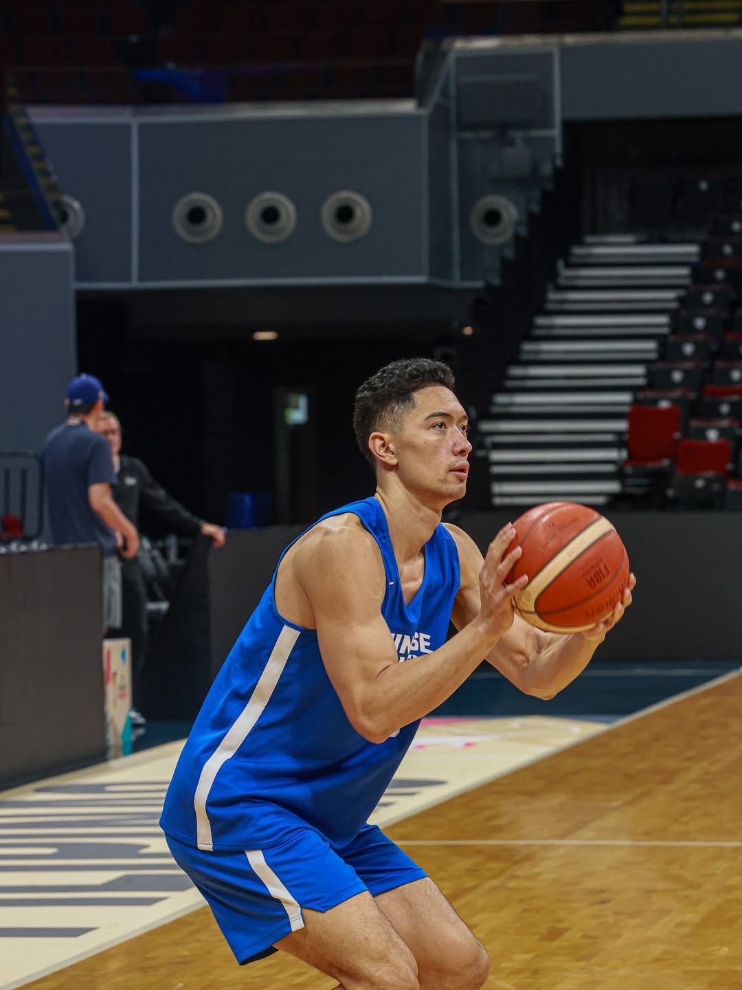 中国台北男篮的踩场训练，蓝色衣服的五名队员是上一场首发，明天预计也是这样了。中国