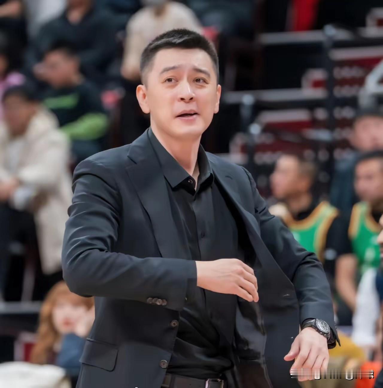 辽宁队还是请杨鸣回来吧！
乌戈技战术还行，就是性格太软，镇不住队内大佬。现在连赵