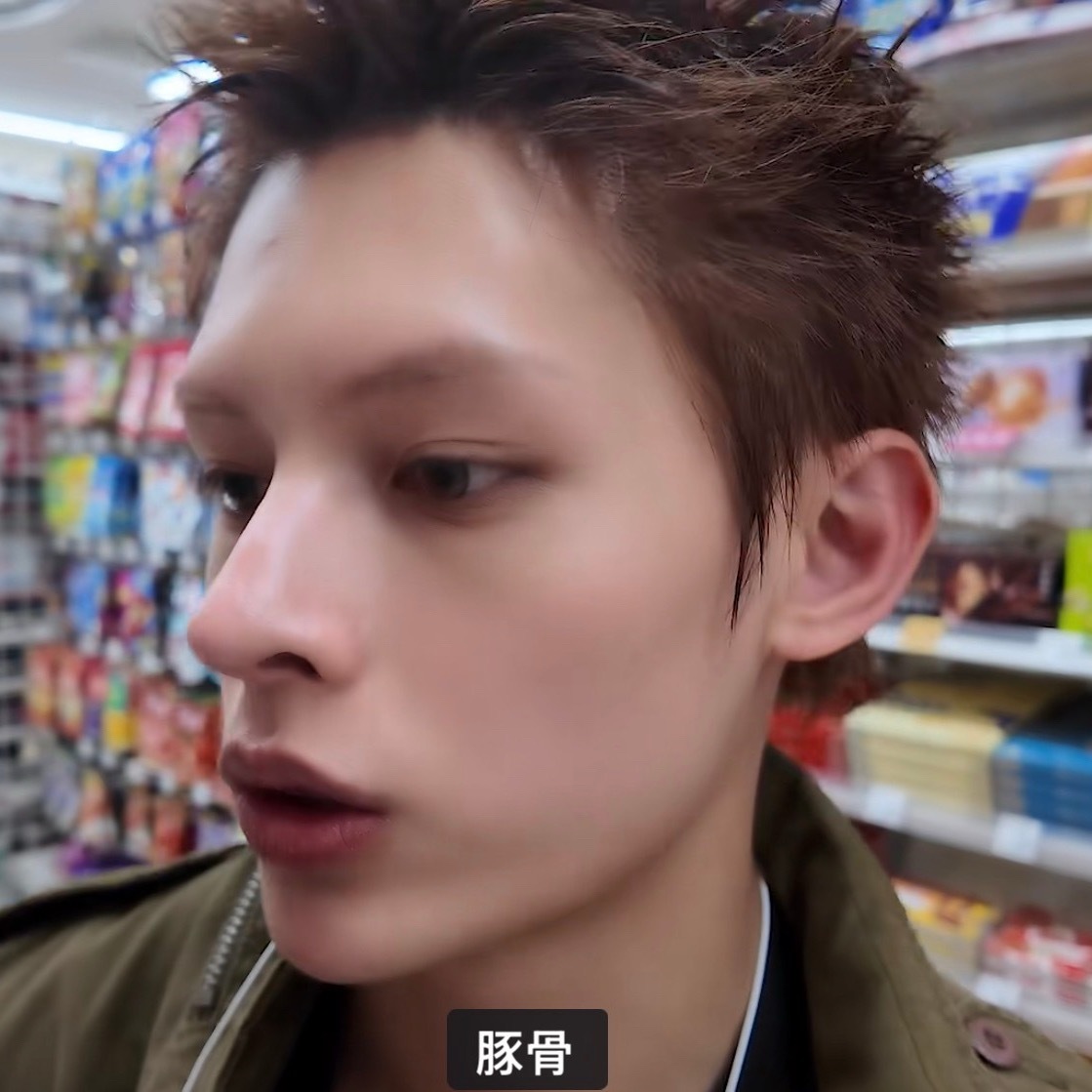 我爸爸好帅好想我爸爸。 