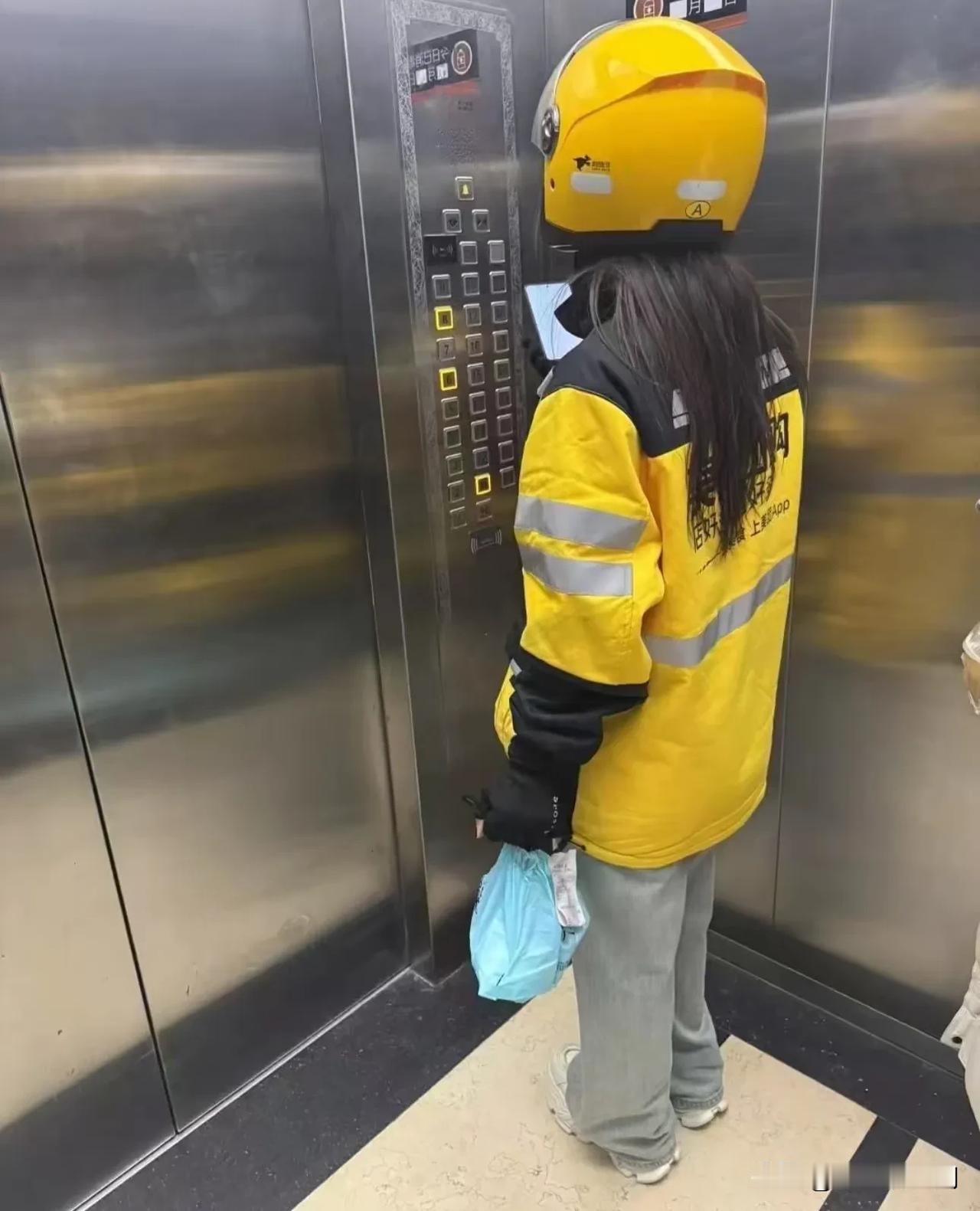 我发现今年好多女生去送外卖啊，去年和前年都没见到这么多，现在到底什么情况啊，大家