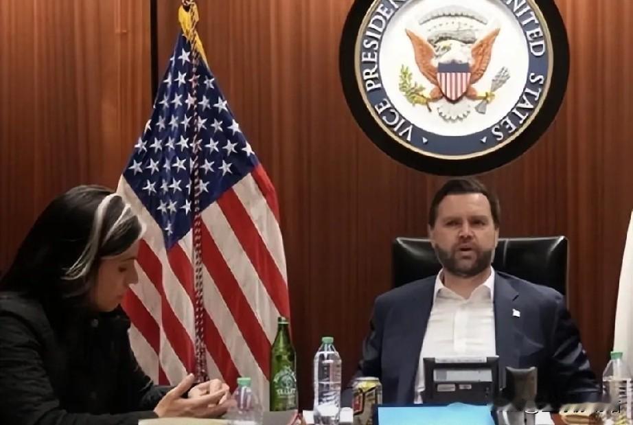 美国副总统万斯坐在总统专属位置，这也算是体验一把当＂总统＂的感觉了。

下一届总